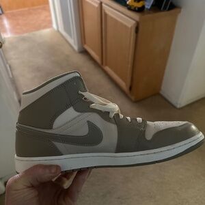 Jordan 1 mid
